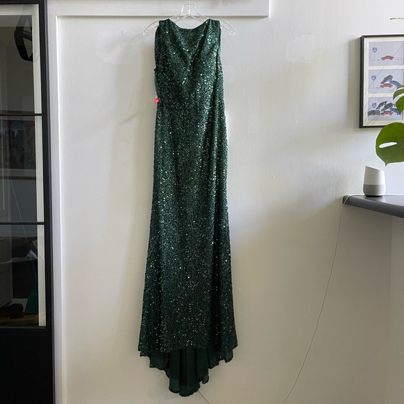 Mac Duggal Cowl Back Boat Neck Sequined Evening Gown in Emerald Green. Size 6. - Picture 3 of 11